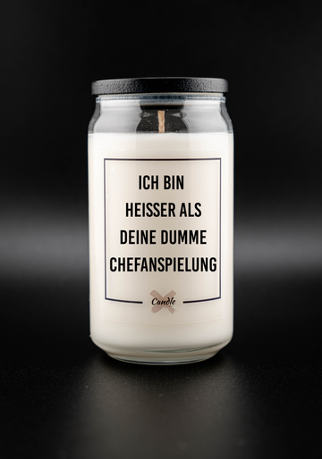 Kerze mit Spruch | ICH BIN HEIẞER ALS DEINE DUMME CHEFANSPIELUNG