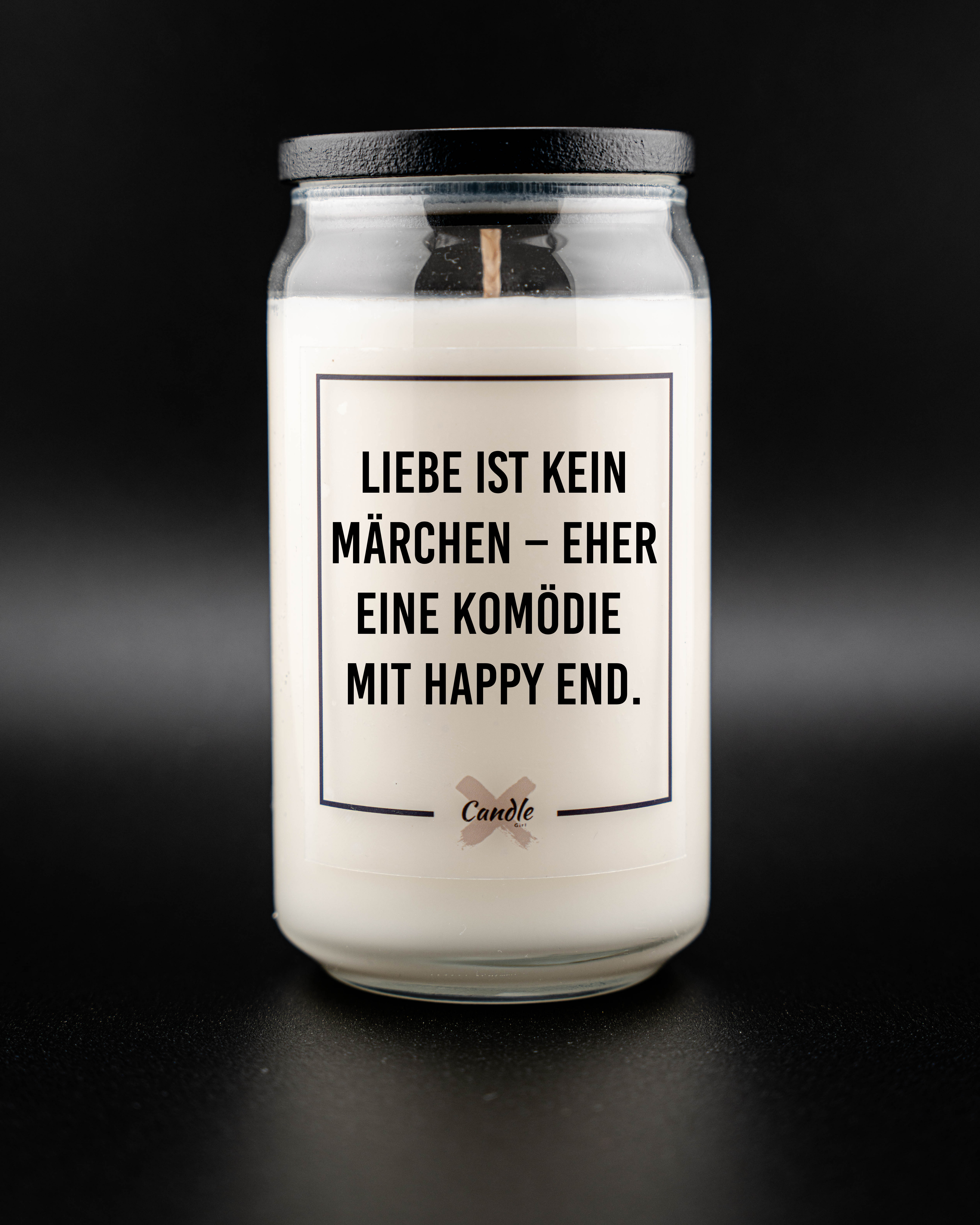Kerze mit Spruch | LIEBE IST KEIN MÄRCHEN - EHER EINE KOMÖDIE MIT HAPPY END.