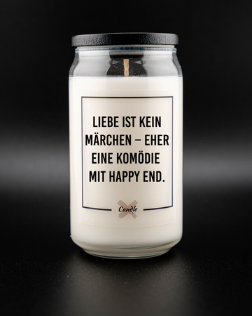 Kerze mit Spruch | LIEBE IST KEIN MÄRCHEN - EHER EINE KOMÖDIE MIT HAPPY END.