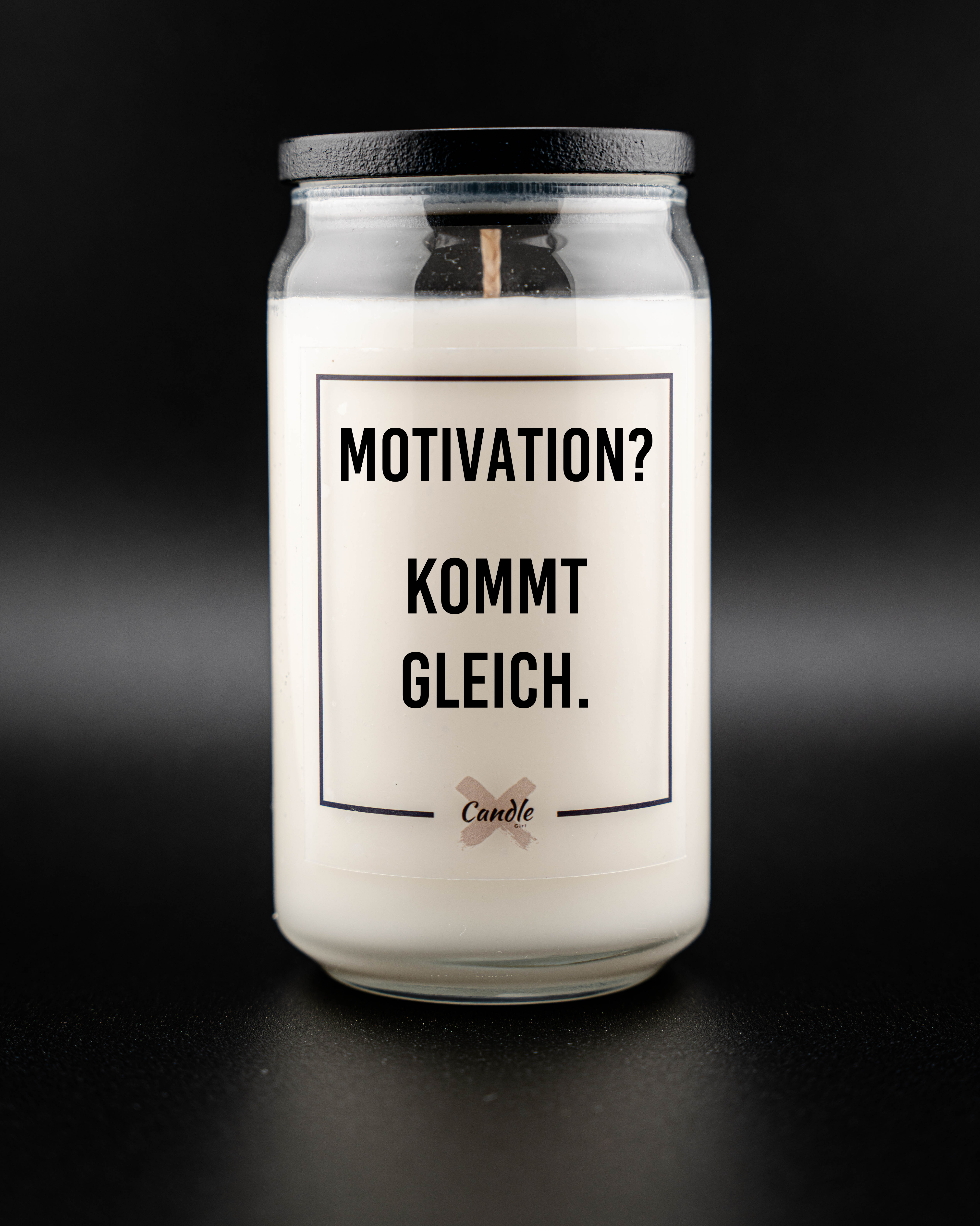 Kerze mit Spruch | MOTIVATION? KOMMT GLEICH.
